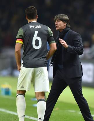 26.03.2016, Fussball Laenderspiel in Berlin, Deutschland - England 2:3, Bundestrainer Joachim Loew, Joachim Löw (Deutschland), re., mit Sami Khedira (Deutschland)