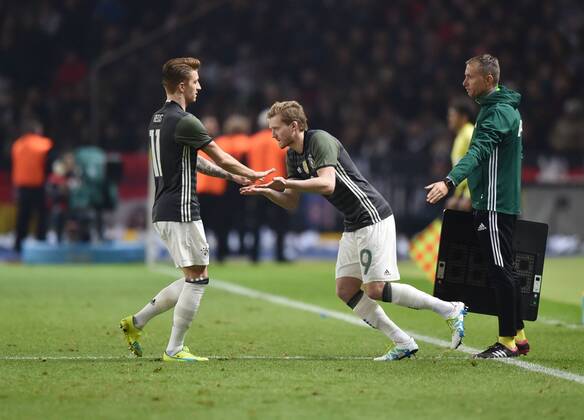 26.03.2016, Fussball Laenderspiel in Berlin, Deutschland - England 2:3, Spielerwechsel Andre Schuerrle, Andre Schürrle (Deutschland), re., kommt für Marco Reus (Deutschland)