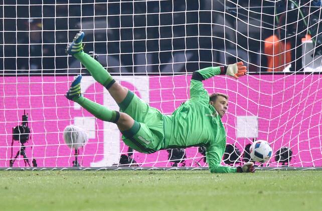 26.03.2016, Fussball Laenderspiel in Berlin, Deutschland - England 2:3, Torwart Manuel Neuer (Deutschland) hat beim Tor zum 2:2 das Nachsehen