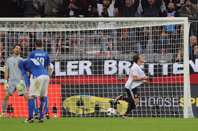 Torjubel Mario GOETZE;GÖTZE (GER) nach Tor zum 2-0,Aktion,Jubel,Freude,Begeisterung,li:Gianluigi Buffon (ITA),Torwart,Thiago MOTTA (ITA),Leonardo BONUCCI (ITA),Enttaeuschung,Frust,enttaeuscht,frustriert,niedergeschlagen,Aktion. Fussball Laenderspiel, Freundschaftsspiel, Deutschland (GER) - Italien (ITA) 4-1, am 29.03.2016 in MUENCHEN A L L I A N Z A R E N A.