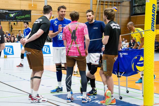 Herrsching Gemeinsames Warm-Up: Thomas Ranner (18 Herrsching), Bjoern Andrae ( 8, Friedrichshafen), Patrick Steuerwald (4 Herrsching), Simon Tischer ( 10, Friedrichshafen) und Ferdinand Tille (7 Herrsching); Volleyball Bundesliga Herren Play-Off Viertelfinale, Nikolaushalle, Herrsching Germany, 20160331; Partie TSV Herrsching vs VfB Friedrichshafen; Copyright: Wuechner Eibner-Pressefoto EP_NWR