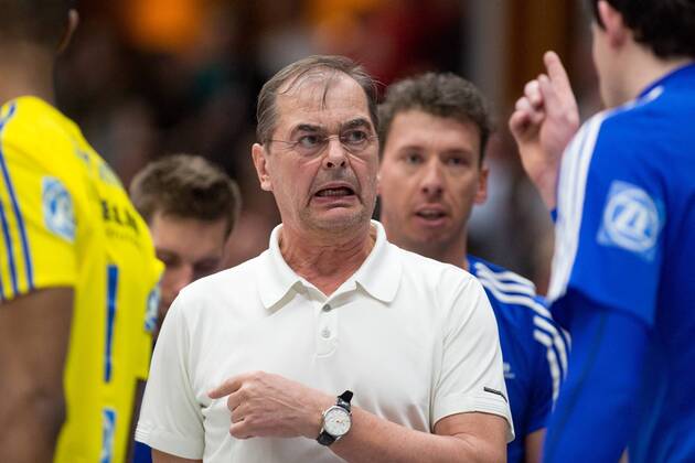 Aerger, Missstimmung bei Trainer Stelian MOCULESCU (FN). Volleyball, TSV Herrsching (HER) - VfB Friedrichshafen (FN), Bundesliga, Saison 2015 2016, Playoff Viertelfinale, 2.Spiel, am 31.03.2016 in Herrsching N I K O L A U S H A L L E Deutschland. x20160331_104x