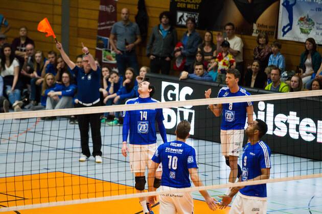 Herrsching Baptiste Geiler ( 14, Friedrichshafen) und Bjoern Andrae ( 8, Friedrichshafen) muessen dem Ball nach sehen; Volleyball Bundesliga Herren Play-Off Viertelfinale, Nikolaushalle, Herrsching Germany, 20160331; Partie TSV Herrsching vs VfB Friedrichshafen; Copyright: Wuechner Eibner-Pressefoto EP_NWR
