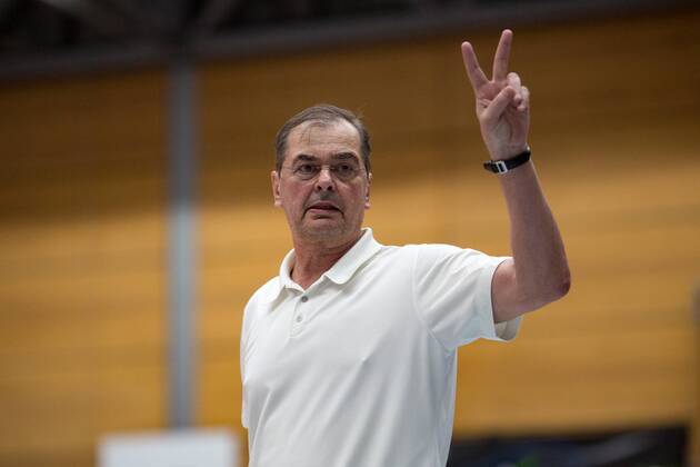Maessige Freude bei Friedrichshafen-Trainer Stelian MOCULESCU (FN). Volleyball, TSV Herrsching (HER) - VfB Friedrichshafen (FN), Bundesliga, Saison 2015 2016, Playoff Viertelfinale, 2.Spiel, am 31.03.2016 in Herrsching N I K O L A U S H A L L E Deutschland. x20160331_112x