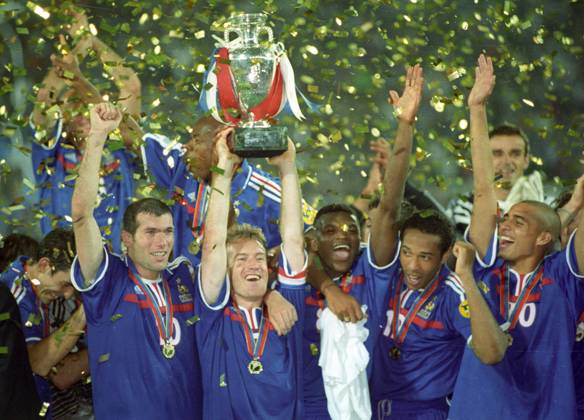 Fußball, EM Finale 2000 in Rotterdam, Frankreich - Italien 2-1 n.V. Fussball-Europameisterschaft 2000 in Belgien Niederlande Finale: Frankreich - Italien 2:1 n.V. Kapitän Didier Deschamps mit Pokal und Mitspieler HM