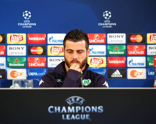 Wolfsburg VfL vs Real Madrid, CL Vorberichte Wolfsburg, Deutschland. 05.04.2016, FUßBALL - VfL Wolfsburg vs Real Madrid C.F. , Champions League, Viertelfinale, Saison 2015-2016, Volkswagen Arena. Bild zeigt: Vieirinha (VfL Wolfsburg) während der Pressekonferenz.