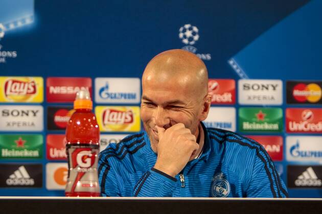 Fußball, UEFA Champions League, Pressekonferenz und Abschlusstraining VfL Wolfsburg und Real Madrid; Zinedine Zidane (Trainer Real Madrid) Portrait, Porträt, Einzelbild Pressekonferenz, PK, Presserunde lacht lachen laugh rie. xtgx
