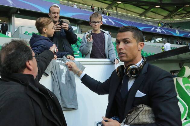 Aus UEFA Champions League Viertelfinale Hinspiel VfL Wolfsburg gegen Real Madrid am 06.04.2016 in der VW Arena. Im Foto: Ronaldo Ankunft-Autogramm