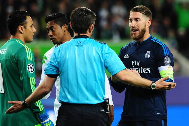 Fussball Champions League Viertelfinale VfL Wolfsburg - Real Madrid am 06.04.2016 in der Volkswagen Arena in Wolfsburg Schiedsrichter Gianluca Rocchi ( Italien) , links Sergio Ramos ( Madrid ), rechts xPBJPGx