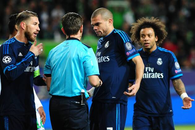 Fussball Champions League Viertelfinale VfL Wolfsburg - Real Madrid am 06.04.2016 in der Volkswagen Arena in Wolfsburg v.l.n.r.: Sergio Ramos ( Madrid ) - Schiedsrichter Gianluca Rocchi ( Italien) - Pepe ( Madrid ) - Marcelo ( Madrid ) xPBJPGx
