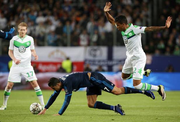 Cristiano Ronaldo, Luiz Gustavo Dias Aktion Spielszene Zweikampf Fußball Fussball UEFA Championsleague Herren Viertelfinale Saison 2015 2016 06.04.2016 VfL Wolfsburg vs. Real Madrid