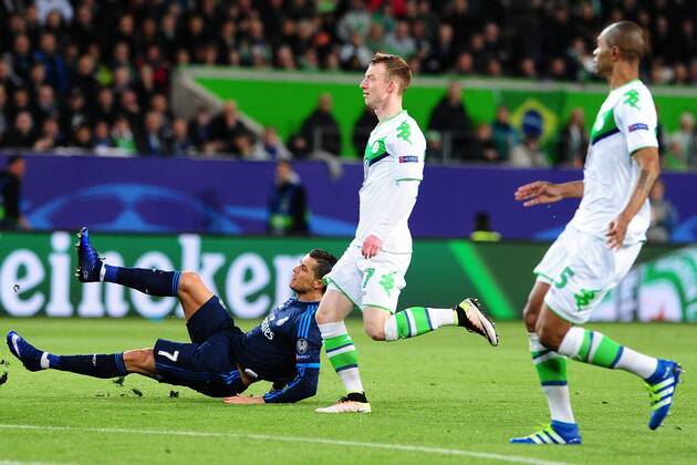 Fussball Champions League Viertelfinale VfL Wolfsburg - Real Madrid am 06.04.2016 in der Volkswagen Arena in Wolfsburg Christiano Ronaldo ( Madrid ), links am Boden - Maximilian Arnold ( Wolfsburg ), mitte xPBJPGx
