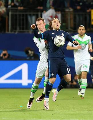 Wolfsburg VfL vs Real Madrid, CL Wolfsburg, Deutschland. 06.04.2016, FUßBALL - VfL Wolfsburg vs Real Madrid C.F., Champions League, Viertelfinale, Saison 2015-2016, Volkswagen Arena. Bild zeigt: Maximilian Arnold (VfL Wolfsburg), Luka Modric (Real Madrid)
