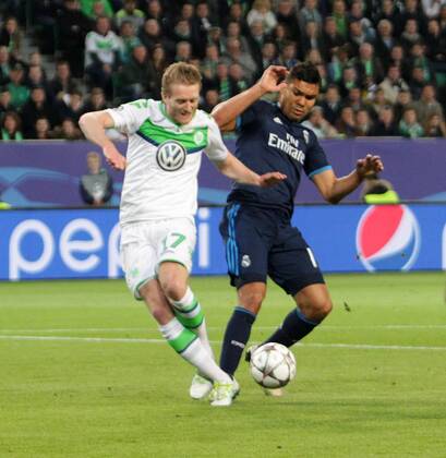 Wolfsburg VfL vs Real Madrid, CL Wolfsburg, Deutschland. 06.04.2016, FUßBALL - VfL Wolfsburg vs Real Madrid C.F., Champions League, Viertelfinale, Saison 2015-2016, Volkswagen Arena. Bild zeigt: Casemiro (Real Madrid), Andre Schürrle (VfL Wolfsburg)