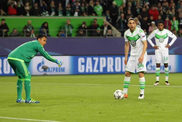 Wolfsburg VfL vs Real Madrid, CL Wolfsburg, Deutschland. 06.04.2016, FUßBALL - VfL Wolfsburg vs Real Madrid C.F., Champions League, Viertelfinale, Saison 2015-2016, Volkswagen Arena. Bild zeigt: Keylor Navas (Real Madrid), Ricardo Rodriguez (VfL Wolfsburg)