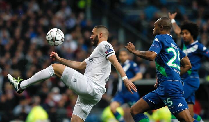 Real Madrid French forward Karim Benzema (L) and Wolfsburg Brazilian defense Ronaldo Aparecido Rodrigues Naldo (R) fight for the ball during a Champions league quarter final second leg match held at Santiago Bernabeu Stadium in Madrid, Spain, 12 April 2016. REAL MADRID VS WOLFSBURGO !ACHTUNG: NUR REDAKTIONELLE NUTZUNG!  RMD002 20160412-635960917575414568