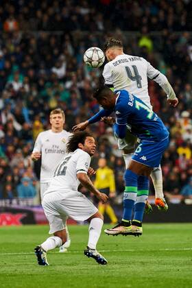 v.li.: Sergio Ramos (Real, 4) und Bruno Henrique (Wolfsburg, 16) beim Kopfball, header, Aktion, Action, Kopfballduell, xjgx