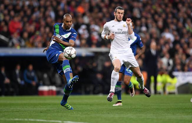 FUSSBALL CHAMPIONS LEAGUE SAISON 2015 2016 VIERTELFINALE RUECKSPIEL Real Madrid - VfL Wolfsburg 12.04.2016 Naldo (li, VfL Wolfbug) gegen Gareth Bale (re, Real Madrid) 