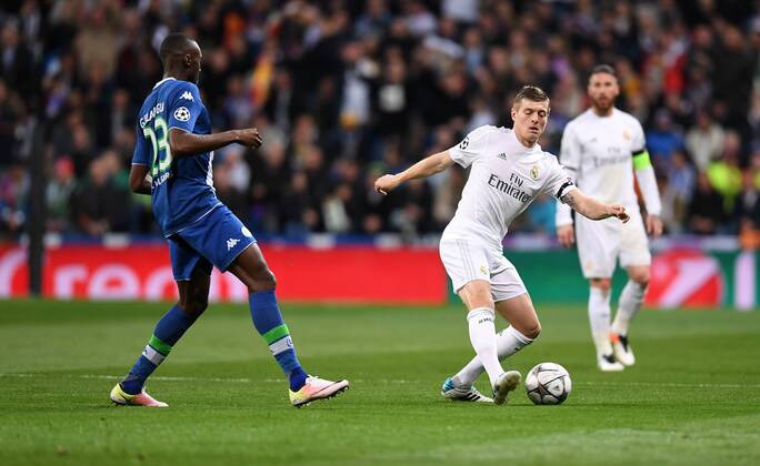 FUSSBALL CHAMPIONS LEAGUE SAISON 2015 2016 VIERTELFINALE RUECKSPIEL Real Madrid - VfL Wolfsburg 12.04.2016 Josuha Guilavogui (li, VfL Wolfsburg) gegen Toni Kroos (re, Real Madrid) 
