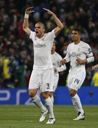 Real Madrid s Portuguese defense Pepe (R) reacts during a Champions League quarter final second leg match between Real Madrid and Wolfsburg held at Santiago Bernabeu Stadium in Madrid, Spain, 12 April 2016. REAL MADRID VS WOLFSBURGO !ACHTUNG: NUR REDAKTIONELLE NUTZUNG!  RMD012 20160412-635960935368810358