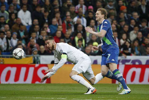 Real Madrid s Spanish defense Sergio Ramos (L) and Wolfsburg s German midfielder Maximilian Arnold fight for the ball during a Champions League quarter final second leg match between Real Madrid and Wolfsburg held at Santiago Bernabeu Stadium in Madrid, Spain, 12 April 2016. REAL MADRID VS WOLFSBURGO !ACHTUNG: NUR REDAKTIONELLE NUTZUNG!  RMD013 20160412-635960935999518358