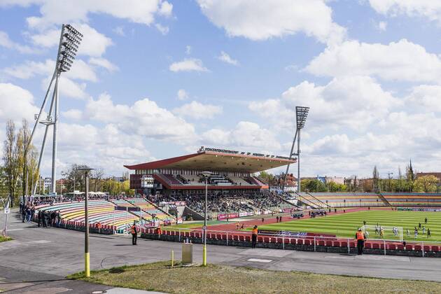 Berlin, Deutschland, 24.04.2016: Der Friedrich-Ludwig-Jahn-Sportpark beim Regionalliga Spiel zwischen BFC Dynamo und Hertha BSC II.