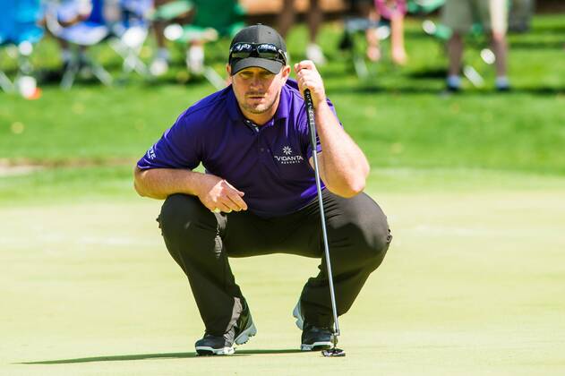 Golfer Steve Wheatcraft makes a read on his putt on the fifth green during the Wells Fargo Championship on Friday, May 6, 2016 at Quail Hallow Country Club in Charlotte, NC. David Grooms CSM PGA Golf Herren 2016: Wells Fargo Championship MAR 6 - ZUMAc04_