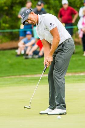 Golfer Henrik Stenson putts on the fifth green during the Wells Fargo Championship on Friday, May 6, 2016 at Quail Hallow Country Club in Charlotte, NC. David Grooms CSM PGA Golf Herren 2016: Wells Fargo Championship MAR 6 - ZUMAc04_