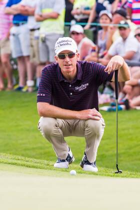 Roberto Castro reads the line for his birdie putt on the 18th green during the Wells Fargo Championship on Sunday, May 8, 2016 at Quail Hallow Country Club in Charlotte, NC. David Grooms CSM PGA Golf Herren 2016: Wells Fargo Championship MAR 8 - ZUMAc04_