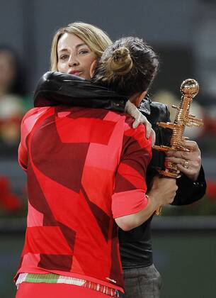 Tennis. Madrid Open 2016. Match of the final between Dominika Cibulkova (SVK) vs Simona Halep (ROU), May 7, 2016. Photo by J. Luis Cuesta 261 Cordon Press. Simona Halep receives the trophy of hands of the former Romanian athlete Nadia Comaneci.  xJ.xLuisxCuestax xx