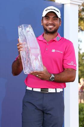 Golf, PGA, Jason Day gewinnt in Ponte Vedra Beach May 15, 2016 - Ponte Vedra Beach, Florida, United States - Jason Day holds the trophy after winning The PLAYERS Championship at TPC Sawgrass. Golf 2016 - The PLAYERS Championship - Final Round - ZUMAw109