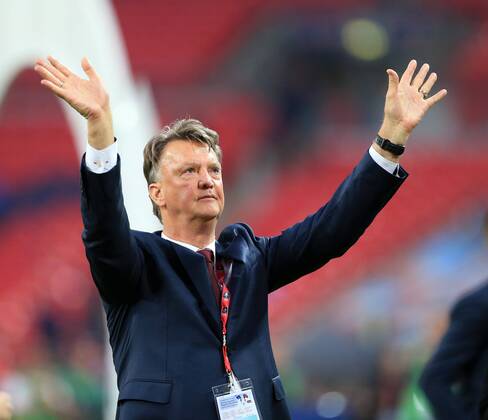 Bilder des Tages - SPORT Fußball, FA Cup Finale, Sieger Manchester United Manchester United ManU s Louis Van Gaal waves good bye to the fans during the Emirates FA Cup Final match at Wembley Stadium. Photo credit should read: David Klein Sportimage EDITORIAL USE ONLY. No use with unauthorised audio, video, data, fixture lists, club league logos or live services. Online in-match use limited to 120 images, no video emulation. No use in betting, games or single club league player publications.