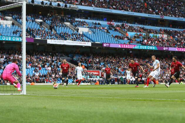 Fußball, Länderspiel, England - Türkei Harry Kane of England scores the opening goal during the International Friendly Länderspiel match at the Etihad Stadium. Photo credit should read: Philip Oldham Sportimage EDITORIAL USE ONLY. No use with unauthorised audio, video, data, fixture lists, club league logos or live services. Online in-match use limited to 120 images, no video emulation. No use in betting, games or single club league player publications.