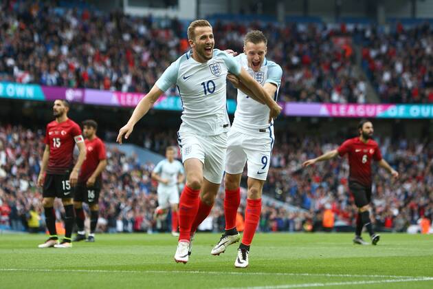 Fußball, Länderspiel, England - Türkei Harry Kane of England celebrates scoring the opening goal with Jamie Vardy during the International Friendly Länderspiel match at the Etihad Stadium. Photo credit should read: Philip Oldham Sportimage EDITORIAL USE ONLY. No use with unauthorised audio, video, data, fixture lists, club league logos or live services. Online in-match use limited to 120 images, no video emulation. No use in betting, games or single club league player publications.