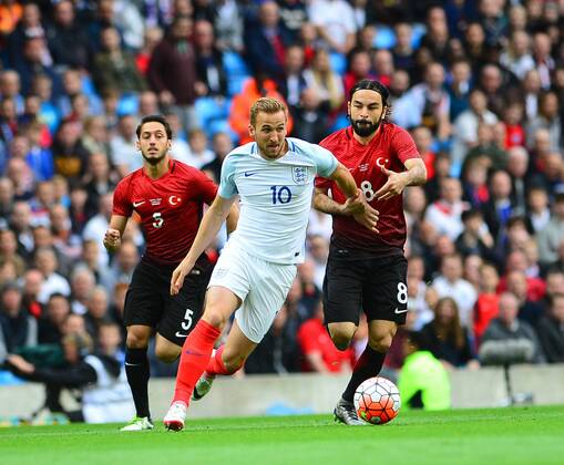 Fußball, Länderspiel, England - Türkei Friendly National football Match between England and Turkey at Etihad Stadium in Manchester , England on May 22, 2016. Pictured: Harry Kane 10 of England and Hakan Calhanoglu 5 , Selcuk Inan 8 of Turkey. 