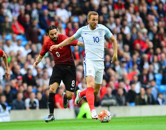 Fußball, Länderspiel, England - Türkei Friendly National football Match between England and Turkey at Etihad Stadium in Manchester , England on May 22, 2016. Pictured: Harry Kane 10 of England and Selcuk Inan 8 of Turkey. 