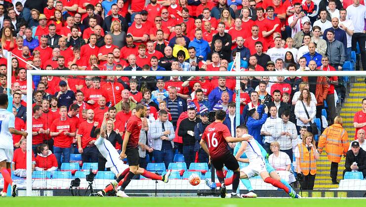 Fußball, Länderspiel, England - Türkei Friendly National football Match between England and Turkey at Etihad Stadium in Manchester , England on May 22, 2016. Pictured: Gary Cahill 5 of England and Cenk Tosun (L) , Ozan Tufan 16 of Turkey. 