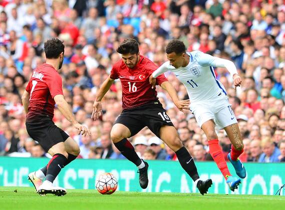 Fußball, Länderspiel, England - Türkei Friendly National football Match between England and Turkey at Etihad Stadium in Manchester , England on May 22, 2016. Pictured: Dele Ali 11 of England and Ozan Tufan 16 of Turkey. 
