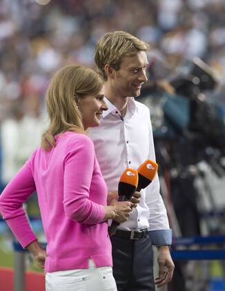 Katrin MUELLER-HOHENSTEIN, Müller-Hohenstein, ZDF Sportmoderatorin, Fernsehmoderatorin, mit Simon ROLFES r. (ehemaliger Fussballspieler). Vorrunde Gruppe C, Spiel M18, Deutschland (GER) - Polen (POL) 0:0, am 16.06.2016 in Saint Denis. Fussball EM 2016 in Frankreich vom 10.06. - 10.07.2016.