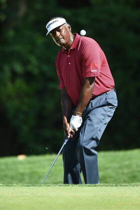 June 25, 2016 - Vijay Singh chips out of the rough on the fourteenth during third round play at the Quicken Loans National at Congressional Country Club in Bethesda MD. PGA Golf Herren 2016: Quicken Loans National JUN 25 - ZUMAcjm_