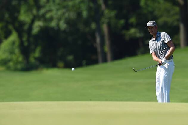 June 25, 2016 - Webb Simpson chips onto the eleventh green during third round play at the Quicken Loans National at Congressional Country Club in Bethesda MD. PGA Golf Herren 2016: Quicken Loans National JUN 25 - ZUMAcjm_