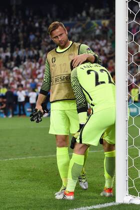 Fussball, Herren, Saison 2015 16, EM 2016 in Frankreich, Viertelfinale in Marseille, Polen - Portugal 3:5 n.E., Enttäuschung nach der Niederlage im Elfmeterschießen, TW Artur Boruc (Nr. 12, Polen), TW Lukasz Fabianski (Nr. 22, Polen), 30.06.2016,
