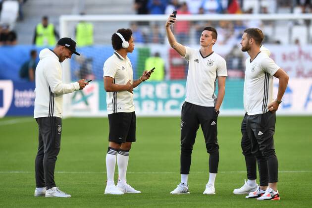 Fussball, Herren, Saison 2015 16, EM 2016 in Frankreich, Viertelfinale in Bordeaux, Deutschland - Italien, Lukas Podolski (Nr. 10, Deutschland), Leroy Sane (Nr. 20, Deutschland), Julian Draxler (Nr. 11, Deutschland) und Shkodran Mustafi (Nr. 2, Deutschland) vor dem Spiel, 02.07.2016,