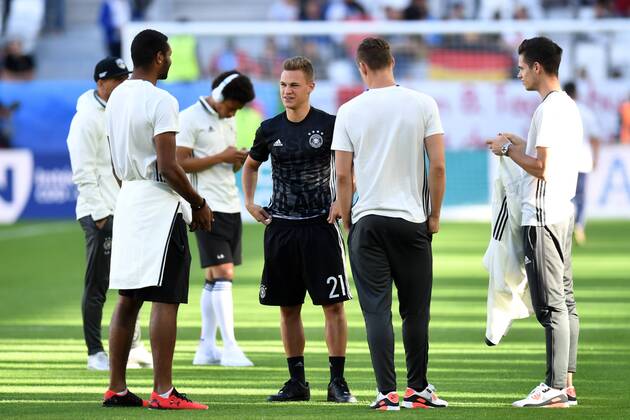Fussball, Herren, Saison 2015 16, EM 2016 in Frankreich, Viertelfinale in Bordeaux, Deutschland - Italien, Jonathan Tah (Nr. 16, Deutschland), Joshua Kimmich (Nr. 21, Deutschland), TW Bernd Leno (Nr. 12, Deutschland), Julian Weigl (Nr. 15, Deutschland), 02.07.2016,