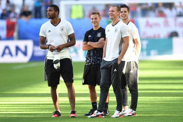Fussball, Herren, Saison 2015 16, EM 2016 in Frankreich, Viertelfinale in Bordeaux, Deutschland - Italien, Jonathan Tah (Nr. 16, Deutschland), Joshua Kimmich (Nr. 21, Deutschland), TW Bernd Leno (Nr. 12, Deutschland), Julian Weigl (Nr. 15, Deutschland), 02.07.2016,