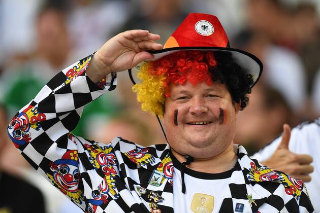 Fussball, Herren, Saison 2015 16, EM 2016 in Frankreich, Viertelfinale in Bordeaux, Deutschland - Italien, deutscher Fan in Clownkostüm mit Perücke und Fanhut, 02.07.2016,