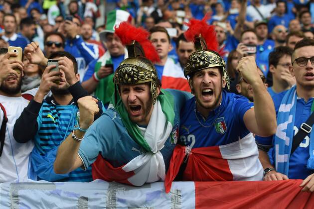 Fussball, Herren, Saison 2015 16, EM 2016 in Frankreich, Viertelfinale in Bordeaux, Deutschland - Italien, italienische Fans haben sich als Soldaten des Alten Roms verkleidet, 02.07.2016,