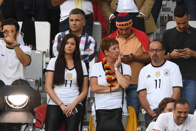 Fussball, Herren, Saison 2015 16, EM 2016 in Frankreich, Viertelfinale in Bordeaux, Deutschland - Italien, Julian Draxlers Freundin Lena (li.) vor dem Spiel in Bordeaux, 02.07.2016,