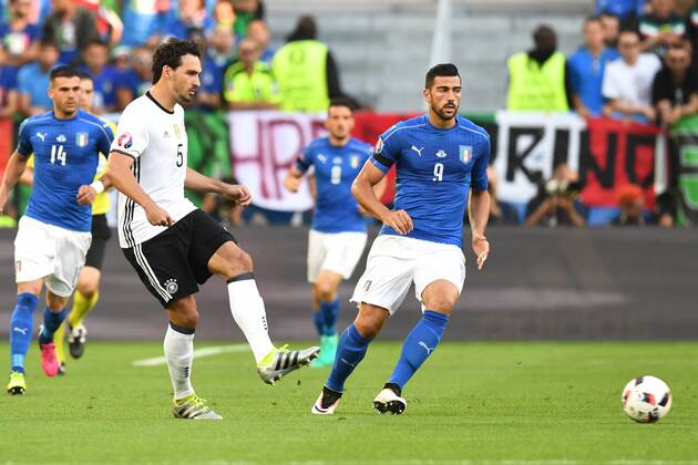 Fussball, Herren, Saison 2015 16, EM 2016 in Frankreich, Viertelfinale in Bordeaux, Deutschland - Italien, Mats Hummels (Nr. 5, Deutschland), Graziano Pell (Nr. 9, Italien), 02.07.2016,