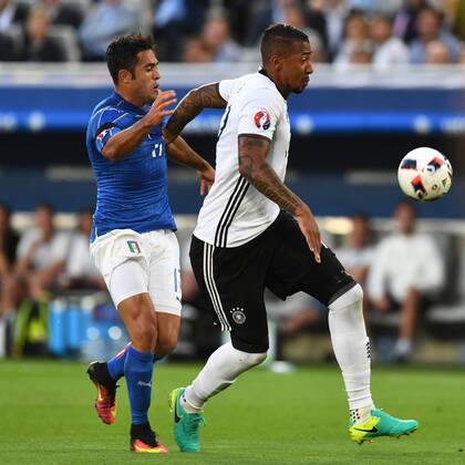 Fussball, Herren, Saison 2015 16, EM 2016 in Frankreich, Viertelfinale in Bordeaux, Deutschland - Italien, Eder (Nr. 17, Italien), Jerome Boateng (Nr. 17, Deutschland), 02.07.2016,